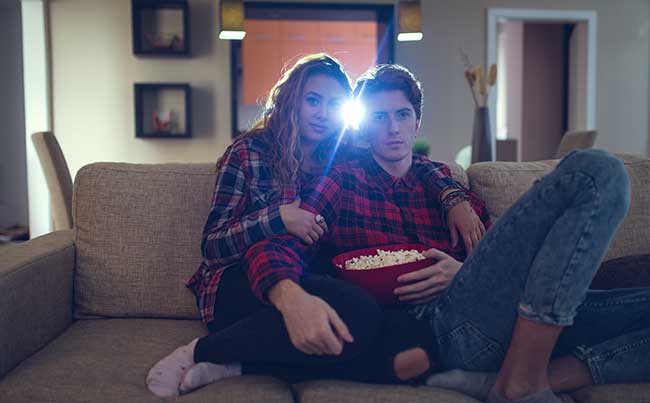 Pärchen mit Popcorn: Heimkino mit Beamer