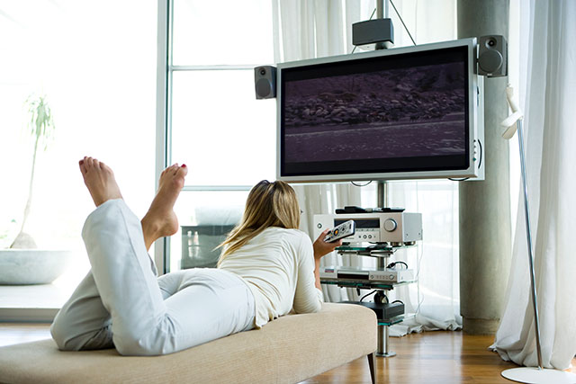Hifi-Receiver für Multimedianutzer: Frau schaut fern